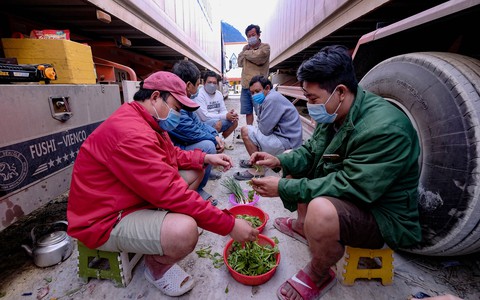 Xe, tài xế, nông sản nằm chờ ở cửa khẩu Lạng Sơn - Ảnh 4. Xe, tài xế, nông sản nằm chờ ở cửa khẩu Lạng Sơn - Ảnh 4.