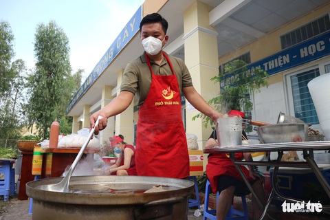 Tiệc phở trên đảo Thiềng Liềng: Được ăn phở rồi, vui quá! - Ảnh 7. Tiệc phở trên đảo Thiềng Liềng: Được ăn phở rồi, vui quá! - Ảnh 7.