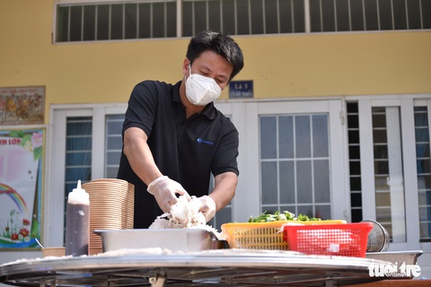 Tiệc phở trên đảo Thiềng Liềng: Được ăn phở rồi, vui quá! - Ảnh 5. Tiệc phở trên đảo Thiềng Liềng: Được ăn phở rồi, vui quá! - Ảnh 5.
