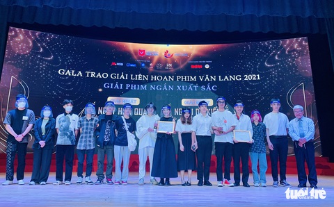 Ngoài dự kiến và Ngày hôm qua đoạt giải nhất phim ngắn Liên hoan phim Văn Lang 2021 - Ảnh 2. Ngoài dự kiến và Ngày hôm qua đoạt giải nhất phim ngắn Liên hoan phim Văn Lang 2021 - Ảnh 2.