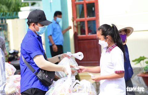 Tiệc phở trên đảo Thiềng Liềng: Được ăn phở rồi, vui quá! - Ảnh 18. Tiệc phở trên đảo Thiềng Liềng: Được ăn phở rồi, vui quá! - Ảnh 18.