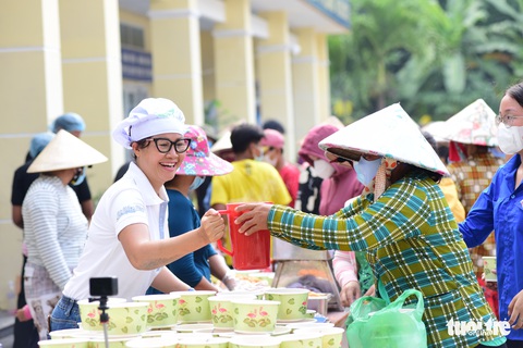 Tiệc phở trên đảo Thiềng Liềng: Được ăn phở rồi, vui quá! - Ảnh 11. Tiệc phở trên đảo Thiềng Liềng: Được ăn phở rồi, vui quá! - Ảnh 11.