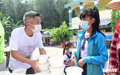 Tiệc phở trên đảo Thiềng Liềng: Được ăn phở rồi, vui quá! - Ảnh 6. Tiệc phở trên đảo Thiềng Liềng: Được ăn phở rồi, vui quá! - Ảnh 6.