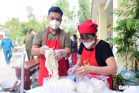 Tiệc phở trên đảo Thiềng Liềng: Được ăn phở rồi, vui quá! - Ảnh 9. Tiệc phở trên đảo Thiềng Liềng: Được ăn phở rồi, vui quá! - Ảnh 9.