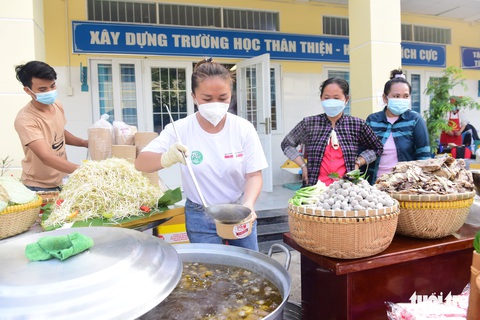 Tiệc phở trên đảo Thiềng Liềng: Được ăn phở rồi, vui quá! - Ảnh 8. Tiệc phở trên đảo Thiềng Liềng: Được ăn phở rồi, vui quá! - Ảnh 8.