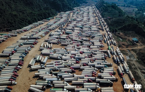 Gần 5.000 xe container nằm la liệt ở cửa khẩu, tài xế khóc ròng vì nông sản kẹt cứng - Ảnh 1. Gần 5.000 xe container nằm la liệt ở cửa khẩu, tài xế khóc ròng vì nông sản kẹt cứng - Ảnh 1.
