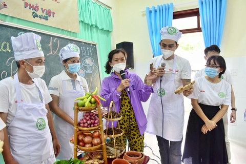 Người dân đảo Thiềng Liềng học nấu phở ngon đúng điệu - Ảnh 1. Người dân đảo Thiềng Liềng học nấu phở ngon đúng điệu - Ảnh 1.
