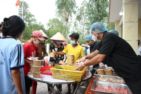Tiệc phở trên đảo Thiềng Liềng: Được ăn phở rồi, vui quá! - Ảnh 10. Tiệc phở trên đảo Thiềng Liềng: Được ăn phở rồi, vui quá! - Ảnh 10.