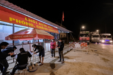 Tài xế, nhân viên phục vụ đến cửa khẩu phải có xét nghiệm âm tính COVID-19 - Ảnh 1. Tài xế, nhân viên phục vụ đến cửa khẩu phải có xét nghiệm âm tính COVID-19 - Ảnh 1.