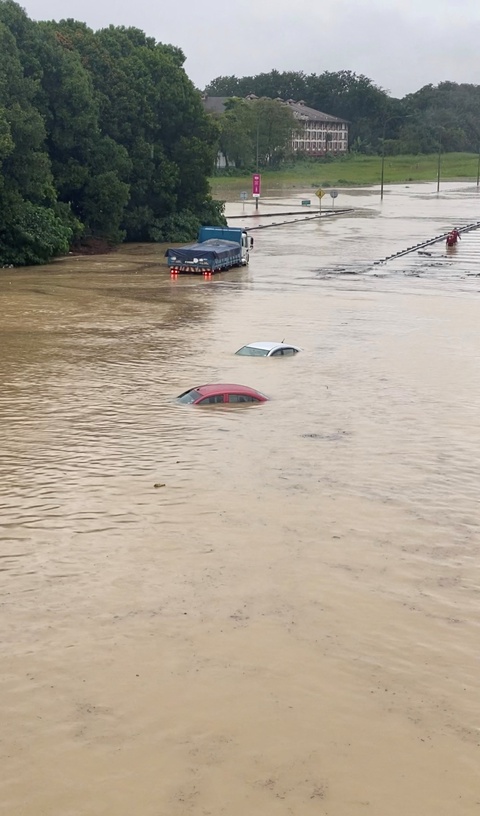 Bang giàu có nhất Malaysia bị mưa lũ nhấn chìm - Ảnh 2. Bang giàu có nhất Malaysia bị mưa lũ nhấn chìm - Ảnh 2.