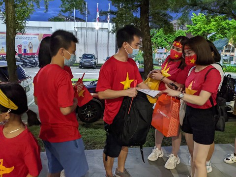 CĐV Việt Nam nhượng lại vé vào sân với giá gốc để tiếp lửa đội tuyển - Ảnh 6. CĐV Việt Nam nhượng lại vé vào sân với giá gốc để tiếp lửa đội tuyển - Ảnh 6.
