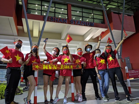CĐV Việt Nam nhượng lại vé vào sân với giá gốc để tiếp lửa đội tuyển - Ảnh 1. CĐV Việt Nam nhượng lại vé vào sân với giá gốc để tiếp lửa đội tuyển - Ảnh 1.