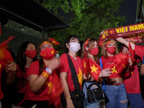 CĐV Việt Nam nhượng lại vé vào sân với giá gốc để tiếp lửa đội tuyển - Ảnh 2. CĐV Việt Nam nhượng lại vé vào sân với giá gốc để tiếp lửa đội tuyển - Ảnh 2.