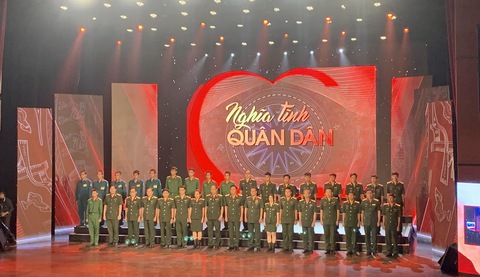 Bộ đội đã đến lúc người dân khó, người dân khổ... - Ảnh 1. Bộ đội đã đến lúc người dân khó, người dân khổ... - Ảnh 1.