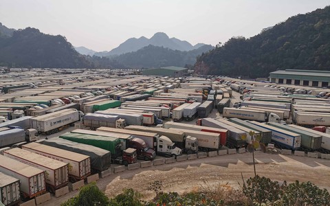24 ngày ăn bờ ngủ bụi, vạ vật nơi biên giới phía Bắc vì hàng nông sản ùn ứ - Ảnh 1. 24 ngày ăn bờ ngủ bụi, vạ vật nơi biên giới phía Bắc vì hàng nông sản ùn ứ - Ảnh 1.