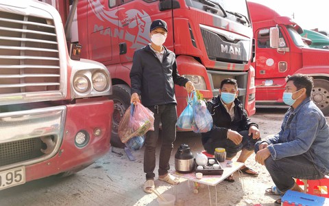 24 ngày ăn bờ ngủ bụi, vạ vật nơi biên giới phía Bắc vì hàng nông sản ùn ứ - Ảnh 3. 24 ngày ăn bờ ngủ bụi, vạ vật nơi biên giới phía Bắc vì hàng nông sản ùn ứ - Ảnh 3.