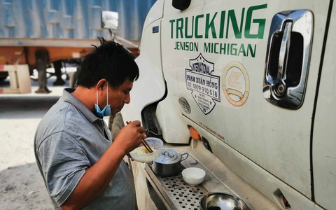 24 ngày ăn bờ ngủ bụi, vạ vật nơi biên giới phía Bắc vì hàng nông sản ùn ứ - Ảnh 4. 24 ngày ăn bờ ngủ bụi, vạ vật nơi biên giới phía Bắc vì hàng nông sản ùn ứ - Ảnh 4.