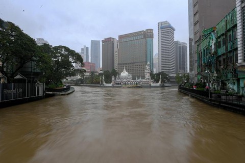 Bang giàu có nhất Malaysia bị mưa lũ nhấn chìm - Ảnh 3. Bang giàu có nhất Malaysia bị mưa lũ nhấn chìm - Ảnh 3.