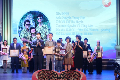 Chúng tôi không dám về với gia đình, không dám ăn bữa cơm thân mật - Ảnh 1. Chúng tôi không dám về với gia đình, không dám ăn bữa cơm thân mật - Ảnh 1.