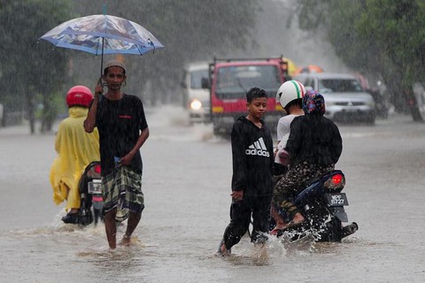 Bang giàu có nhất Malaysia bị mưa lũ nhấn chìm - Ảnh 4. Bang giàu có nhất Malaysia bị mưa lũ nhấn chìm - Ảnh 4.