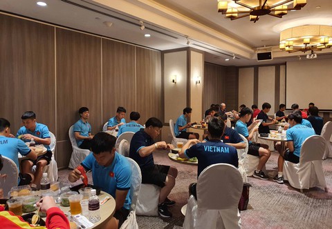 Tuyển Việt Nam phải mua thêm đồ ăn cho đủ no và ngon miệng - Ảnh 1. Tuyển Việt Nam phải mua thêm đồ ăn cho đủ no và ngon miệng - Ảnh 1.