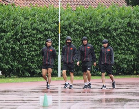 Tuyển Việt Nam tập buổi đầu tiên dưới mưa tại Singapore - Ảnh 3. Tuyển Việt Nam tập buổi đầu tiên dưới mưa tại Singapore - Ảnh 3.