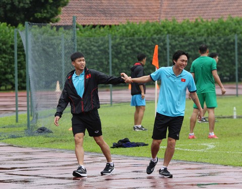 Tuyển Việt Nam tập buổi đầu tiên dưới mưa tại Singapore - Ảnh 9. Tuyển Việt Nam tập buổi đầu tiên dưới mưa tại Singapore - Ảnh 9.