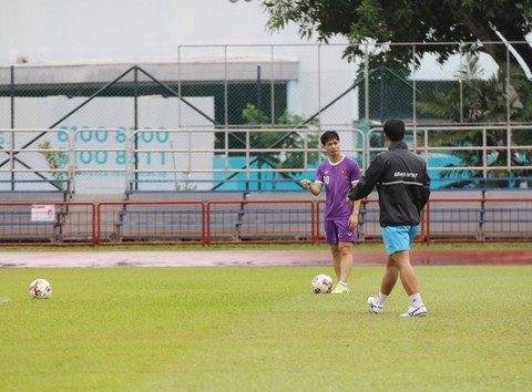 Tuyển Việt Nam tập buổi đầu tiên dưới mưa tại Singapore - Ảnh 6. Tuyển Việt Nam tập buổi đầu tiên dưới mưa tại Singapore - Ảnh 6.