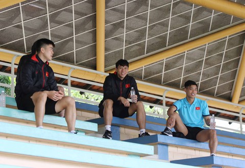 Tuyển Việt Nam tập buổi đầu tiên dưới mưa tại Singapore - Ảnh 8. Tuyển Việt Nam tập buổi đầu tiên dưới mưa tại Singapore - Ảnh 8.