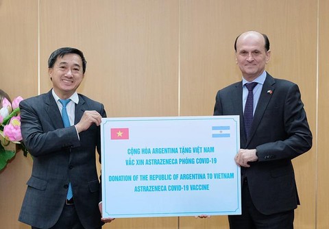 Việt Nam tiếp nhận 500.000 liều vắc xin AstraZeneca từ Chính phủ Argentina - Ảnh 1. Việt Nam tiếp nhận 500.000 liều vắc xin AstraZeneca từ Chính phủ Argentina - Ảnh 1.