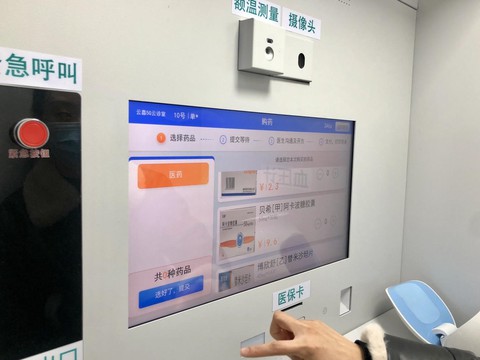 Người già khám bệnh qua video - cách an toàn mùa dịch - Ảnh 1. Người già khám bệnh qua video - cách an toàn mùa dịch - Ảnh 1.