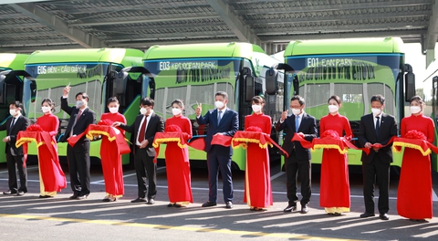 Khai trương tuyến xe buýt điện đầu tiên ở Việt Nam - Ảnh 1. Khai trương tuyến xe buýt điện đầu tiên ở Việt Nam - Ảnh 1.