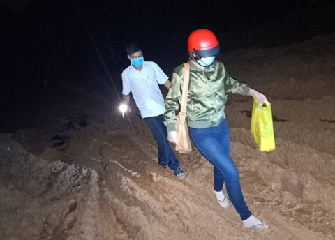 Băng rừng, lội suối trong đêm tiêm vắc xin phòng dịch cho người dân - Ảnh 2. Băng rừng, lội suối trong đêm tiêm vắc xin phòng dịch cho người dân - Ảnh 2.