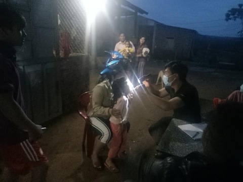 Băng rừng, lội suối trong đêm tiêm vắc xin phòng dịch cho người dân - Ảnh 3. Băng rừng, lội suối trong đêm tiêm vắc xin phòng dịch cho người dân - Ảnh 3.