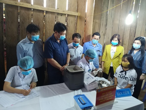 Băng rừng, lội suối trong đêm tiêm vắc xin phòng dịch cho người dân - Ảnh 1. Băng rừng, lội suối trong đêm tiêm vắc xin phòng dịch cho người dân - Ảnh 1.