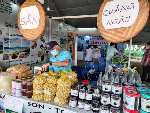 Người dân TP.HCM đi săn nấm Sa Pa, chả cá Phú Yên, xoài Đồng Tháp... - Ảnh 7. Người dân TP.HCM đi săn nấm Sa Pa, chả cá Phú Yên, xoài Đồng Tháp... - Ảnh 7.