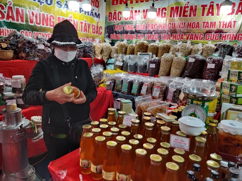 Người dân TP.HCM đi săn nấm Sa Pa, chả cá Phú Yên, xoài Đồng Tháp... - Ảnh 4. Người dân TP.HCM đi săn nấm Sa Pa, chả cá Phú Yên, xoài Đồng Tháp... - Ảnh 4.