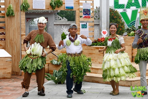 Làng vui: Khi nông dân đọc rap, làm thơ, thả thính trên màn ảnh nhỏ - Ảnh 1. Làng vui: Khi nông dân đọc rap, làm thơ, thả thính trên màn ảnh nhỏ - Ảnh 1.