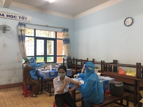 Tiêm vắc xin cho học sinh, để các em yên tâm đến trường - Ảnh 2. Tiêm vắc xin cho học sinh, để các em yên tâm đến trường - Ảnh 2.