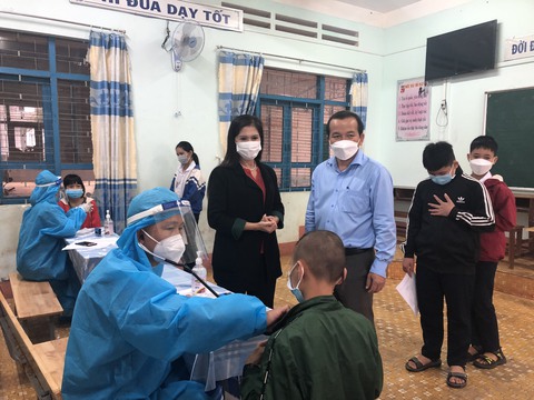 Tiêm vắc xin cho học sinh, để các em yên tâm đến trường - Ảnh 1. Tiêm vắc xin cho học sinh, để các em yên tâm đến trường - Ảnh 1.