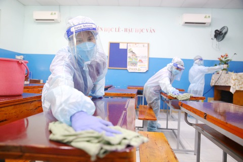 TP.HCM thí điểm cho học sinh trở lại trường: Tách lớp làm đôi, tổ chức lệch ca, lệch giờ - Ảnh 1. TP.HCM thí điểm cho học sinh trở lại trường: Tách lớp làm đôi, tổ chức lệch ca, lệch giờ - Ảnh 1.