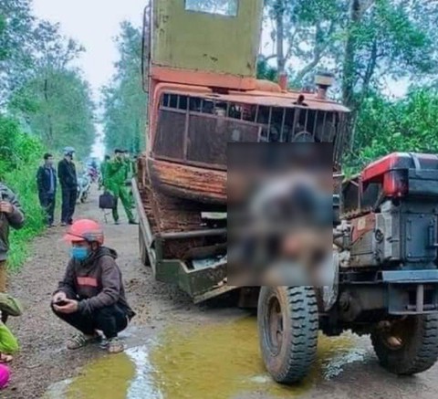 Chở xe múc 5 tấn, xe công nông tự chế gãy đôi, người lái bị đè chết - Ảnh 1. Chở xe múc 5 tấn, xe công nông tự chế gãy đôi, người lái bị đè chết - Ảnh 1.