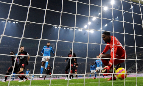Bị VAR từ chối bàn thắng phút 90, AC Milan thua đau trước Napoli - Ảnh 2. Bị VAR từ chối bàn thắng phút 90, AC Milan thua đau trước Napoli - Ảnh 2.