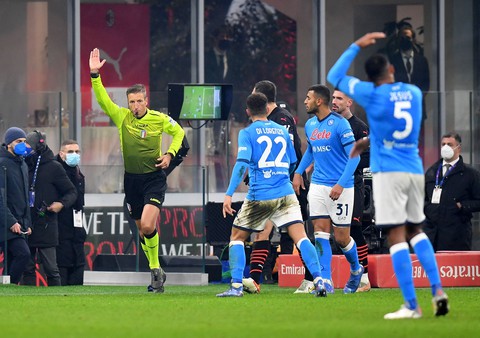 Bị VAR từ chối bàn thắng phút 90, AC Milan thua đau trước Napoli - Ảnh 1. Bị VAR từ chối bàn thắng phút 90, AC Milan thua đau trước Napoli - Ảnh 1.