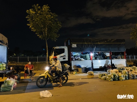 Bị chợ tự phát bao vây, tiểu thương chợ đầu mối lớn nhất nước bức xúc - Ảnh 2. Bị chợ tự phát bao vây, tiểu thương chợ đầu mối lớn nhất nước bức xúc - Ảnh 2.