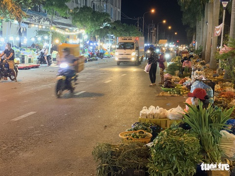 Bị chợ tự phát bao vây, tiểu thương chợ đầu mối lớn nhất nước bức xúc - Ảnh 4. Bị chợ tự phát bao vây, tiểu thương chợ đầu mối lớn nhất nước bức xúc - Ảnh 4.