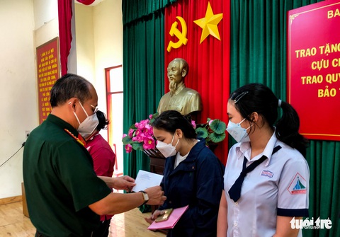 Tặng quà chăm sóc cựu chiến binh, trẻ mồ côi vì COVID-19 tại TP Thủ Đức - Ảnh 2. Tặng quà chăm sóc cựu chiến binh, trẻ mồ côi vì COVID-19 tại TP Thủ Đức - Ảnh 2.