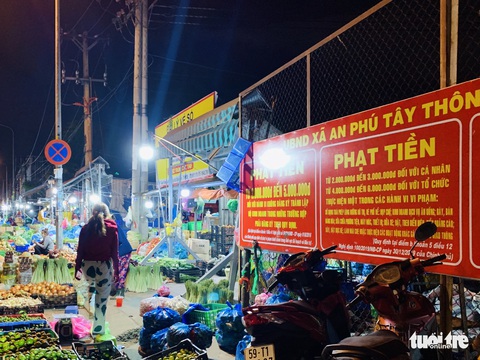 Bị chợ tự phát bao vây, tiểu thương chợ đầu mối lớn nhất nước bức xúc - Ảnh 1. Bị chợ tự phát bao vây, tiểu thương chợ đầu mối lớn nhất nước bức xúc - Ảnh 1.