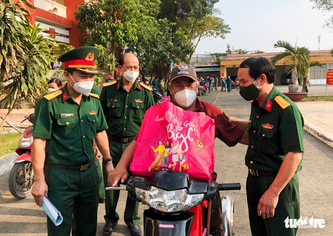Tặng quà chăm sóc cựu chiến binh, trẻ mồ côi vì COVID-19 tại TP Thủ Đức - Ảnh 1. Tặng quà chăm sóc cựu chiến binh, trẻ mồ côi vì COVID-19 tại TP Thủ Đức - Ảnh 1.