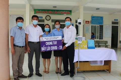Đảm bảo điện cho khu điều trị, cách ly phòng COVID-19 - Ảnh 1. Đảm bảo điện cho khu điều trị, cách ly phòng COVID-19 - Ảnh 1.